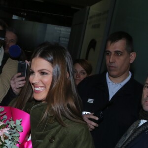 Iris Mittenaere (Miss Univers et Miss France 2016) avec sa mère Laurence Druart et Sylvie Tellier - Iris Mittenaere, Miss Univers et Miss France 2016 arrive à Paris en provenance de New York le 16 mars 2017.