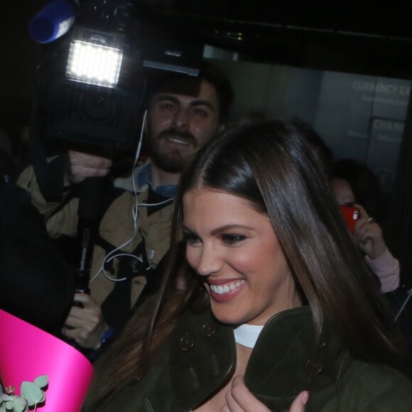 Iris Mittenaere (Miss Univers et Miss France 2016) et Sylvie Tellier - Iris Mittenaere, Miss Univers et Miss France 2016 arrive à Paris en provenance de New York le 16 mars 2017.