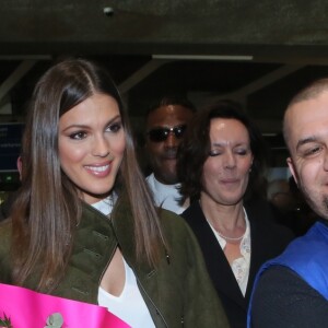 Iris Mittenaere (Miss Univers et Miss France 2016) - Iris Mittenaere, Miss Univers et Miss France 2016 arrive à Paris en provenance de New York le 16 mars 2017.