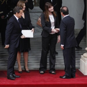 Archives - François Hollande, Nicolas Sarkozy, Valérie Trierweiler, Carla Bruni-Sarkozy - Cérémonie de passation de pouvoir entre Nicolas Sarkozy et François Hollande au palais de l'Elysée à Paris. Le 15 mai 2012  President-elect Francois Hollande and President Nicolas Sarkozy at the Elysee Palace for their private meeting, as part of the inauguration ceremony of Hollande, in Paris, France on May 15, 2012.15/05/2012 - Paris