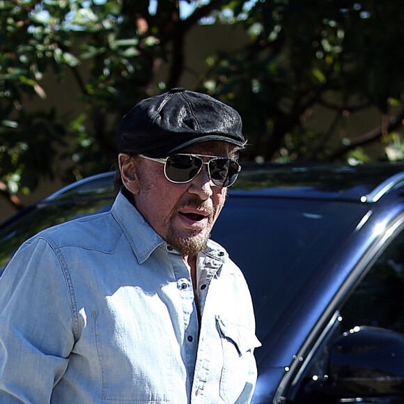 Johnny Hallyday, en compagnie de Maxim Nucci (Yodelice), arrive au restaurant "Soho House" à Malibu, le 09 mars 2017.