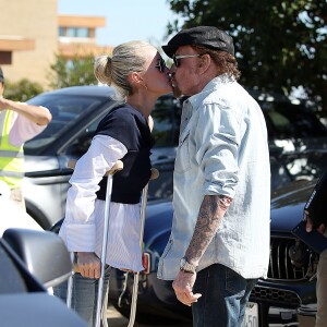 Johnny Hallyday avec sa femme Laeticia, qui marche toujours avec des béquilles, accompagnés de Maxim Nucci (Yodelice), arrivent au restaurant "Soho House" à Malibu, le 09 mars 2017.