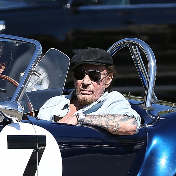 Johnny Hallyday accompagné de Maxim Nucci (Yodelice), arrive au restaurant "Soho House" à Malibu, au volant de son cabriolet AC Cobra marqué de son chiffre porte-bonheur, le numéro 7. Laeticia Hallyday, toujours en béquilles, les rejoint dans une autre voiture. Malibu, le 09 mars 2017.