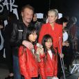 Johnny Hallyday, sa femme Laeticia (en béquilles) et leurs filles Jade et Joy au vernissage de l'exposition du photographe Mathieu Cesar à Los Angeles. Le 21 février 2017