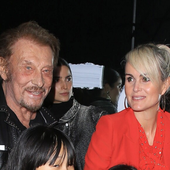 Johnny Hallyday, sa femme Laeticia (en béquilles) et leurs filles Jade et Joy au vernissage de l'exposition du photographe Mathieu Cesar à Los Angeles. Le 21 février 2017
