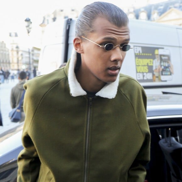 Le chanteur Stromae et sa femme Coralie Barbier quittent leur hôtel pour se rendre au défilé de mode "Louis Vuitton" collection prêt-à-porter Printemps-Eté 2017 lors de la Fashion Week de Paris, place Vendôme à Paris, France, le 5 octobre 2016.