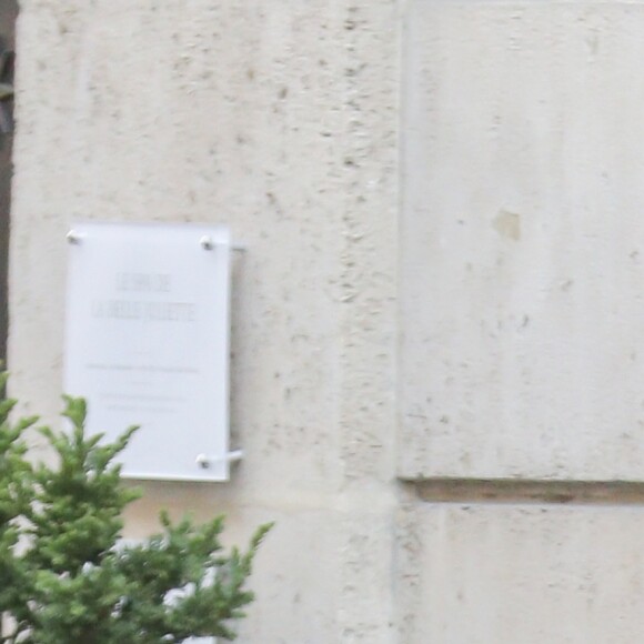 Exclusif - Le chanteur Stromae quitte son hôtel pour se rendre au défilé de mode "Louis Vuitton" collection prêt-à-porter Printemps-Eté 2017 lors de la Fashion Week de Paris, place Vendôme à Paris, France, le 5 octobre 2016.