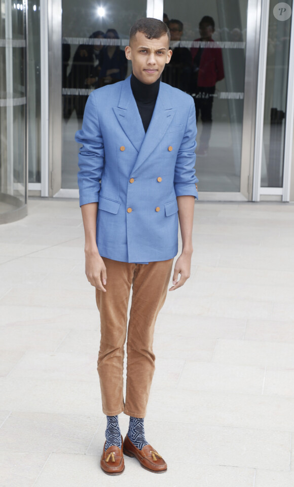 Le chanteur Stromae - Sorties du défilé de mode "Louis Vuitton", collection prêt-à-porter automne-hiver 2015/2016 à la fondation Louis Vuitton à Paris. Le 11 mars 2015.