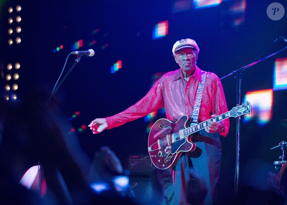 Chuck Berry reçoit un gâteau sur scène lors d'un concert pour son 87e anniversaire. Moscou, le 21 octobre 2013.