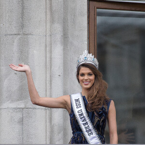 Sylvie Tellier - Iris Mittenaere de retour à Lille, sa ville natale, après son sacre de Miss Univers 2016. Elle est arrivée par le train, a défilé dans un bus sur la rue principale et a terminé au balcon du journal "La Voix du Nord", le 19 mars 2017. © Stéphane Vansteenkiste/Bestimage