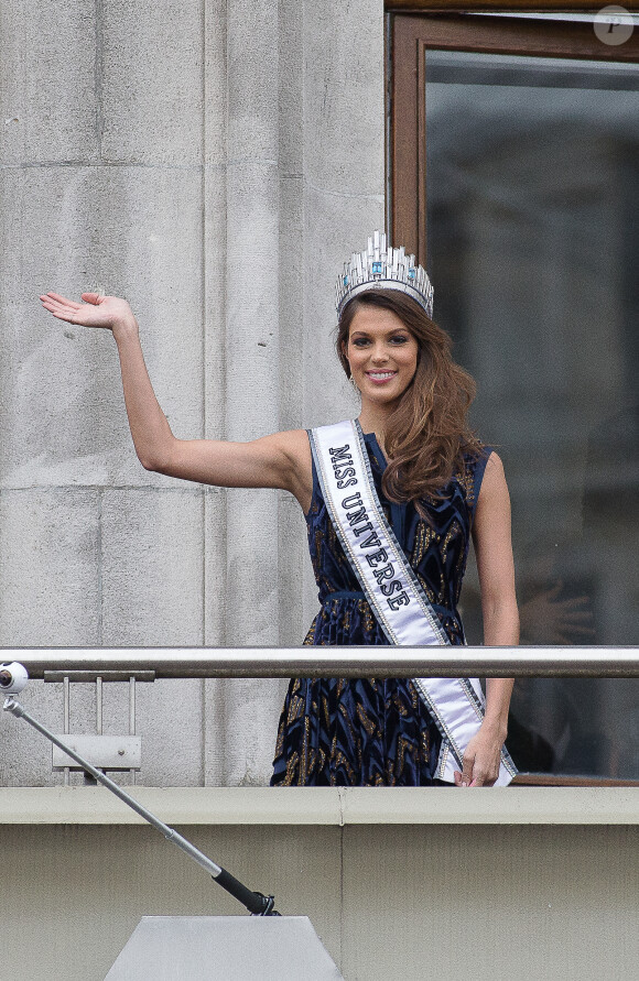Sylvie Tellier - Iris Mittenaere de retour à Lille, sa ville natale, après son sacre de Miss Univers 2016. Elle est arrivée par le train, a défilé dans un bus sur la rue principale et a terminé au balcon du journal "La Voix du Nord", le 19 mars 2017. © Stéphane Vansteenkiste/Bestimage