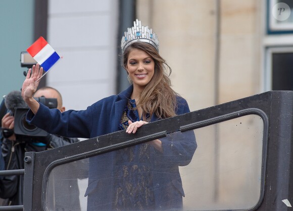Sylvie Tellier - Iris Mittenaere de retour à Lille, sa ville natale, après son sacre de Miss Univers 2016. Elle est arrivée par le train, a défilé dans un bus sur la rue principale et a terminé au balcon du journal "La Voix du Nord", le 19 mars 2017. © Stéphane Vansteenkiste/Bestimage