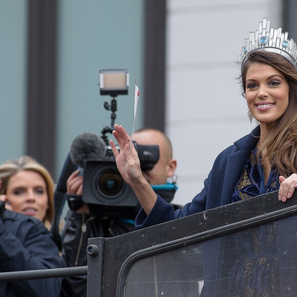 Sylvie Tellier - Iris Mittenaere de retour à Lille, sa ville natale, après son sacre de Miss Univers 2016. Elle est arrivée par le train, a défilé dans un bus sur la rue principale et a terminé au balcon du journal "La Voix du Nord", le 19 mars 2017. © Stéphane Vansteenkiste/Bestimage