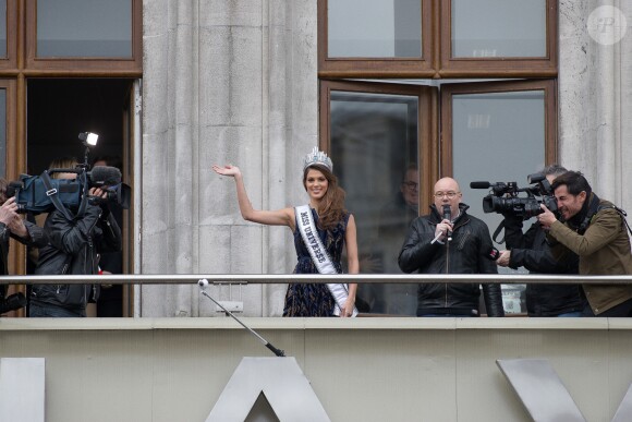 Sylvie Tellier - Iris Mittenaere de retour à Lille, sa ville natale, après son sacre de Miss Univers 2016. Elle est arrivée par le train, a défilé dans un bus sur la rue principale et a terminé au balcon du journal "La Voix du Nord", le 19 mars 2017. © Stéphane Vansteenkiste/Bestimage