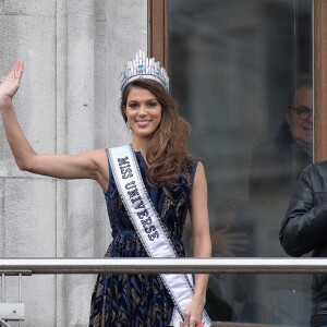 Sylvie Tellier - Iris Mittenaere de retour à Lille, sa ville natale, après son sacre de Miss Univers 2016. Elle est arrivée par le train, a défilé dans un bus sur la rue principale et a terminé au balcon du journal "La Voix du Nord", le 19 mars 2017. © Stéphane Vansteenkiste/Bestimage