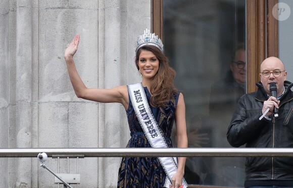 Sylvie Tellier - Iris Mittenaere de retour à Lille, sa ville natale, après son sacre de Miss Univers 2016. Elle est arrivée par le train, a défilé dans un bus sur la rue principale et a terminé au balcon du journal "La Voix du Nord", le 19 mars 2017. © Stéphane Vansteenkiste/Bestimage