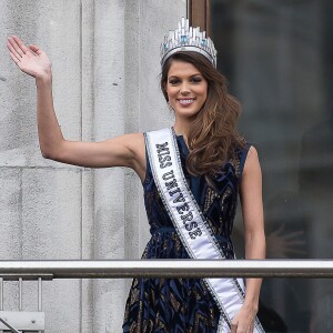 Sylvie Tellier - Iris Mittenaere de retour à Lille, sa ville natale, après son sacre de Miss Univers 2016. Elle est arrivée par le train, a défilé dans un bus sur la rue principale et a terminé au balcon du journal "La Voix du Nord", le 19 mars 2017. © Stéphane Vansteenkiste/Bestimage