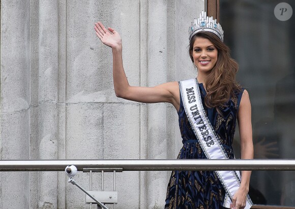 Sylvie Tellier - Iris Mittenaere de retour à Lille, sa ville natale, après son sacre de Miss Univers 2016. Elle est arrivée par le train, a défilé dans un bus sur la rue principale et a terminé au balcon du journal "La Voix du Nord", le 19 mars 2017. © Stéphane Vansteenkiste/Bestimage
