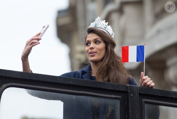 Sylvie Tellier - Iris Mittenaere de retour à Lille, sa ville natale, après son sacre de Miss Univers 2016. Elle est arrivée par le train, a défilé dans un bus sur la rue principale et a terminé au balcon du journal "La Voix du Nord", le 19 mars 2017. © Stéphane Vansteenkiste/Bestimage