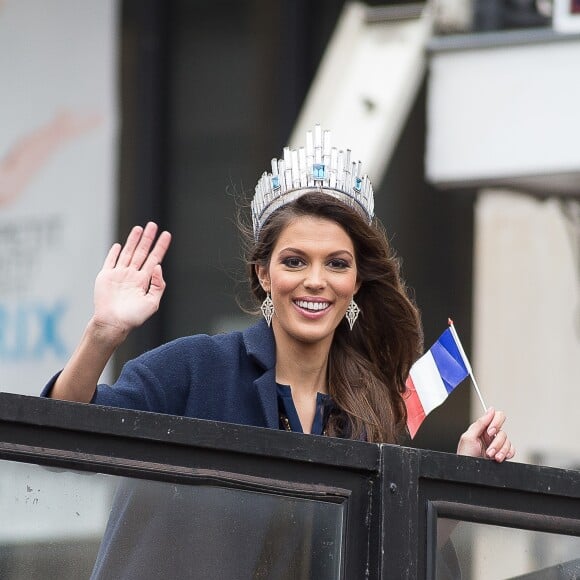 Sylvie Tellier - Iris Mittenaere de retour à Lille, sa ville natale, après son sacre de Miss Univers 2016. Elle est arrivée par le train, a défilé dans un bus sur la rue principale et a terminé au balcon du journal "La Voix du Nord", le 19 mars 2017. © Stéphane Vansteenkiste/Bestimage