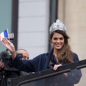 Sylvie Tellier - Iris Mittenaere de retour à Lille, sa ville natale, après son sacre de Miss Univers 2016. Elle est arrivée par le train, a défilé dans un bus sur la rue principale et a terminé au balcon du journal "La Voix du Nord", le 19 mars 2017. © Stéphane Vansteenkiste/Bestimage