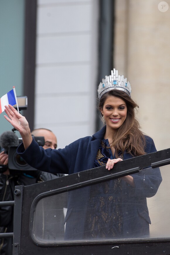 Sylvie Tellier - Iris Mittenaere de retour à Lille, sa ville natale, après son sacre de Miss Univers 2016. Elle est arrivée par le train, a défilé dans un bus sur la rue principale et a terminé au balcon du journal "La Voix du Nord", le 19 mars 2017. © Stéphane Vansteenkiste/Bestimage