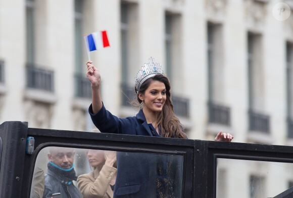 Sylvie Tellier - Iris Mittenaere de retour à Lille, sa ville natale, après son sacre de Miss Univers 2016. Elle est arrivée par le train, a défilé dans un bus sur la rue principale et a terminé au balcon du journal "La Voix du Nord", le 19 mars 2017. © Stéphane Vansteenkiste/Bestimage