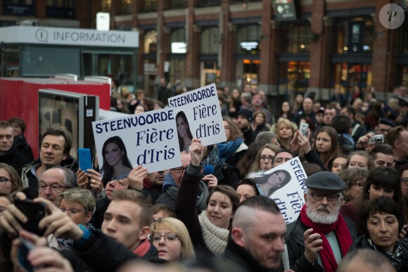 Sylvie Tellier - Iris Mittenaere de retour à Lille, sa ville natale, après son sacre de Miss Univers 2016. Elle est arrivée par le train, a défilé dans un bus sur la rue principale et a terminé au balcon du journal "La Voix du Nord", le 19 mars 2017. © Stéphane Vansteenkiste/Bestimage