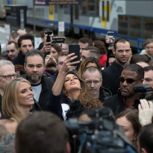 Sylvie Tellier - Iris Mittenaere de retour à Lille, sa ville natale, après son sacre de Miss Univers 2016. Elle est arrivée par le train, a défilé dans un bus sur la rue principale et a terminé au balcon du journal "La Voix du Nord", le 19 mars 2017. © Stéphane Vansteenkiste/Bestimage