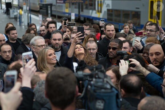 Sylvie Tellier - Iris Mittenaere de retour à Lille, sa ville natale, après son sacre de Miss Univers 2016. Elle est arrivée par le train, a défilé dans un bus sur la rue principale et a terminé au balcon du journal "La Voix du Nord", le 19 mars 2017. © Stéphane Vansteenkiste/Bestimage