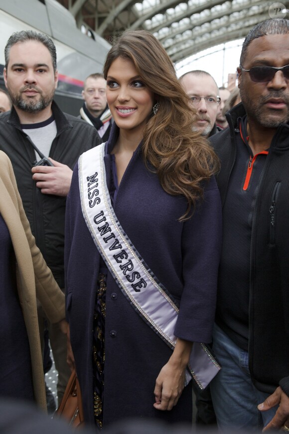 Sylvie Tellier - Iris Mittenaere de retour à Lille, sa ville natale, après son sacre de Miss Univers 2016. Elle est arrivée par le train, a défilé dans un bus sur la rue principale et a terminé au balcon du journal "La Voix du Nord", le 19 mars 2017. © Stéphane Vansteenkiste/Bestimage