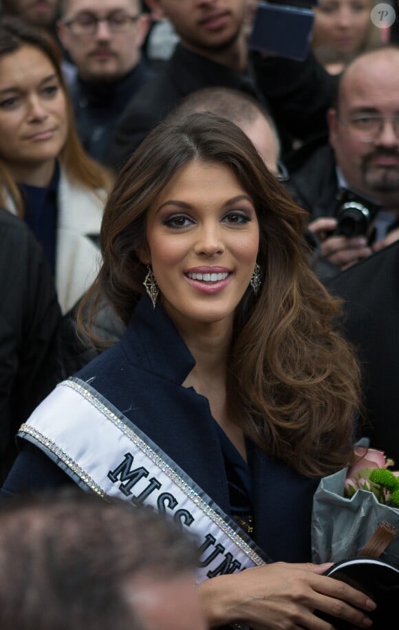 Sylvie Tellier - Iris Mittenaere de retour à Lille, sa ville natale, après son sacre de Miss Univers 2016. Elle est arrivée par le train, a défilé dans un bus sur la rue principale et a terminé au balcon du journal "La Voix du Nord", le 19 mars 2017. © Stéphane Vansteenkiste/Bestimage