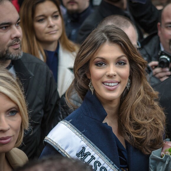 Sylvie Tellier - Iris Mittenaere de retour à Lille, sa ville natale, après son sacre de Miss Univers 2016. Elle est arrivée par le train, a défilé dans un bus sur la rue principale et a terminé au balcon du journal "La Voix du Nord", le 19 mars 2017. © Stéphane Vansteenkiste/Bestimage