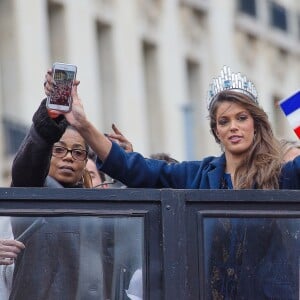 Sylvie Tellier - Iris Mittenaere de retour à Lille, sa ville natale, après son sacre de Miss Univers 2016. Elle est arrivée par le train, a défilé dans un bus sur la rue principale et a terminé au balcon du journal "La Voix du Nord", le 19 mars 2017. © Stéphane Vansteenkiste/Bestimage