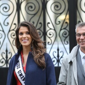 Semi- Exclusif - Iris Mittenaere (Miss Univers) et ses parents Yves Mittenaere et Laurence Druart au Palais de l'Elysée pour rencontrer le Président de la République F. Hollande et visiter l'Elysée à Paris, le 18 mars 2017.  No web/No blog pour Belgique/Suisse For Germany call for price Semi-Exclusive - Miss Universe I.Mittenaere is arriving at the Elysee Palace to meet French President F.Hollande in Paris, France, on March 18th 2017.18/03/2017 - Paris