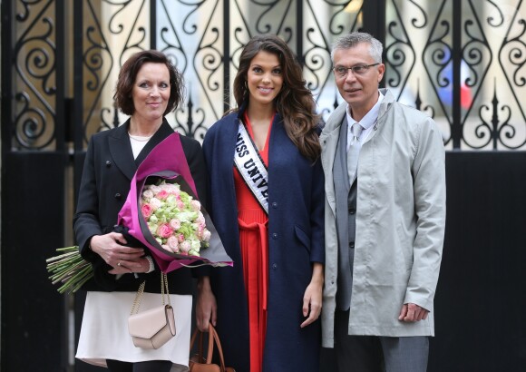 Semi- Exclusif - Iris Mittenaere (Miss Univers) et ses parents Yves Mittenaere et Laurence Druart au Palais de l'Elysée pour rencontrer le Président de la République F. Hollande et visiter l'Elysée à Paris, le 18 mars 2017.