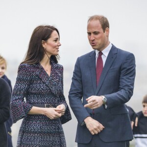 Le prince William, duc de Cambridge et Kate Middleton, duchesse de Cambridge rencontrent des jeunes fans de rugby sur le parvis des droits de l'homme au Trocadéro à Paris le 18 mars 2017. © Olivier Borde / Cyril Moreau / Bestimage