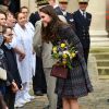 Le prince William, duc de Cambridge et Kate Middleton visitent les Invalides à Paris le 18 mars 2017. La duchesse de Cambridge a rendu hommage à la France en choisissant un manteau, un sac et une ceinture Chanel.