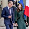 Le prince William et Kate Middleton, habillée d'un manteau Catherine Walker, quittent le palais de l'Elysée après une entrevue avec le président de la république à Paris le 17 mars 2017.
