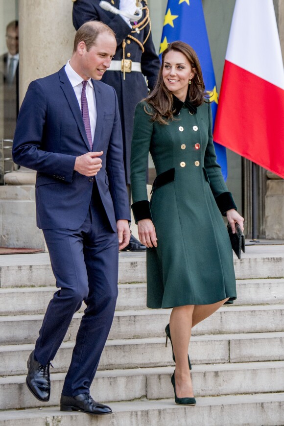 Le prince William et Kate Middleton, habillée d'un manteau Catherine Walker, quittent le palais de l'Elysée après une entrevue avec le président de la république à Paris le 17 mars 2017.