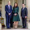 Le prince William et Kate Middleton (vêtue d'un manteau Catherine Walker) quittent le palais de l'Elysée après une entrevue avec le président de la république François Hollande. Paris le 17 mars 2017.
