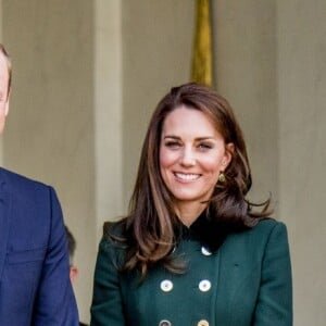 Le prince William et Kate Middleton (vêtue d'un manteau Catherine Walker) quittent le palais de l'Elysée après une entrevue avec le président de la république François Hollande. Paris le 17 mars 2017.