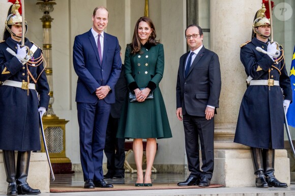 Le prince William et Kate Middleton (vêtue d'un manteau Catherine Walker) quittent le palais de l'Elysée après une entrevue avec le président de la république François Hollande. Paris le 17 mars 2017.