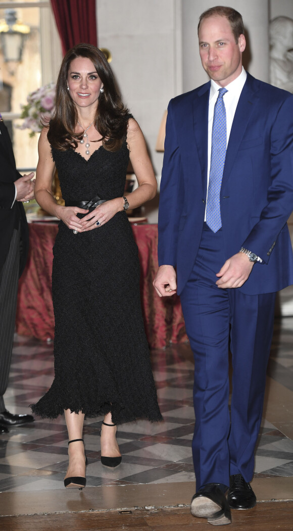 Le prince William, duc de Cambridge et Catherine Kate Middleton, duchesse de Cambridge (habillée d'une robe noire Alexander McQueen à la réception de l'ambassadeur de Grande-Bretagne à Paris le 17 mars 2017. Cette réception marque le lancement du projet "Les voisins" qui célèbre les liens franco-britanniques.