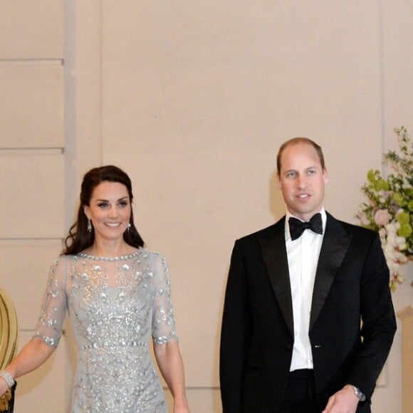 La duchesse Catherine de Cambridge, vêtue d'une robe Jenny Packham, et le prince William à la résidence de l'ambassadeur de Grande-Bretagne à Paris le 17 mars 2017, au premier jour de leur visite officielle. © Fanny Trang/British Embassy Paris