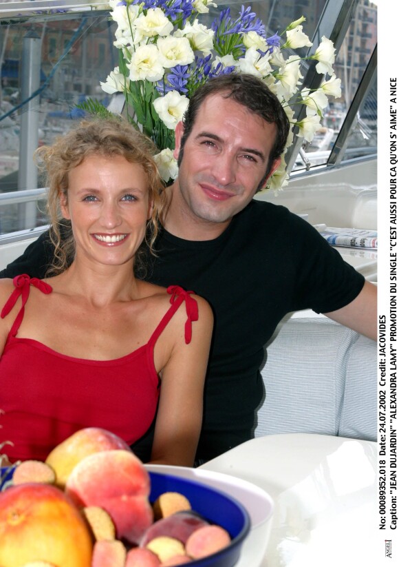 Jean Dujardin et Alexandra Lamy pour la promotion du single C'est aussi pour ça qu'on s'aime à Nice en 2002