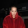 Rita Ora porte un blouson de fourrure rouge à la sortie d'un studio de Londres le 15 mars 2017.