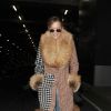 Rita Ora porte un manteau de fourrure de renard de la marque Ellery à son arrivée à l'aéroport de Milan en Italie, le 27 février 2017