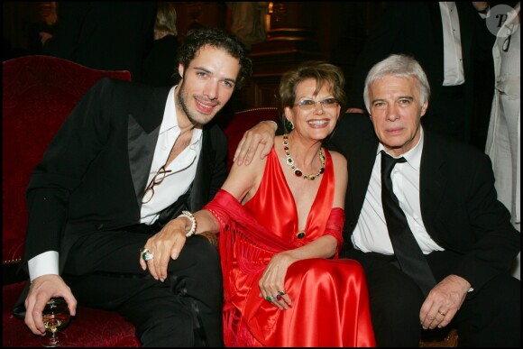 Nicolas Bedos, Claudia Cardinale et Guy Bedos lors de la cérémonie des Molières 2005