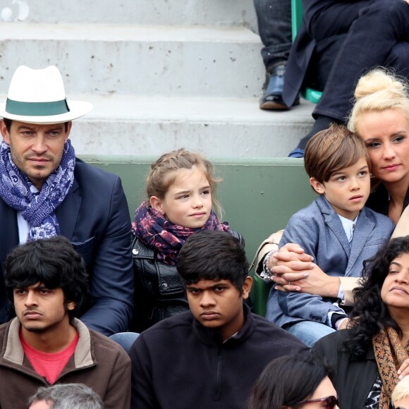 Elodie Gossuin avec son mari Bertrand Lacherie et leurs enfants Rose et Jules dans les tribunes des internationaux de France de Roland Garros à Paris le 4 juin 2016. © Moreau - Jacovides / Bestimage